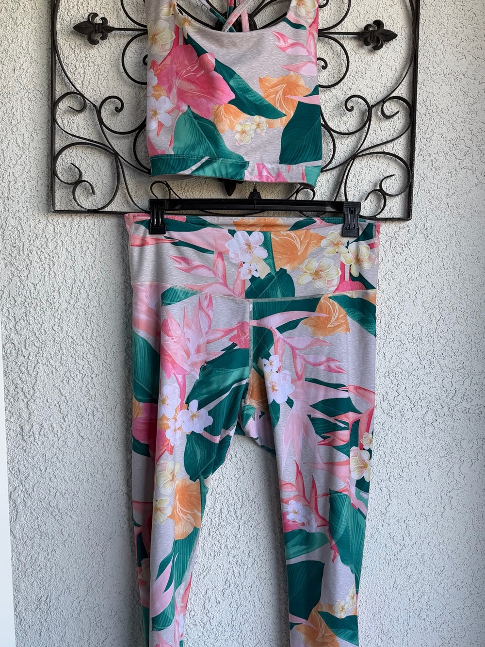 Old Navy Active Floral Print Set - Leggings in Teal, Orange, Pink